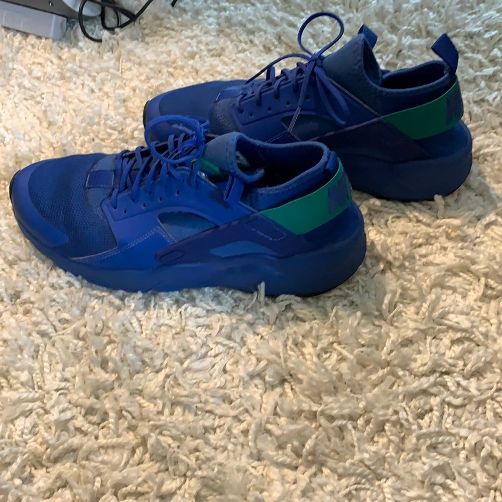 Lightly used Men’s Nike Air Sneakers.